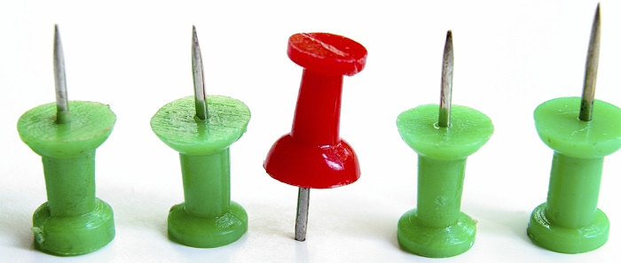 1 red push pin with 2 green push pins on either side.